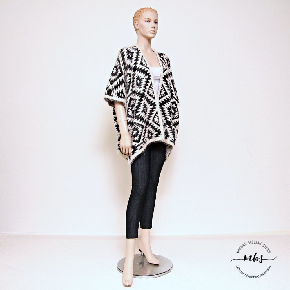 Anne French Aztec Print Fuzzy Kimono Open Front Black White Women One Size